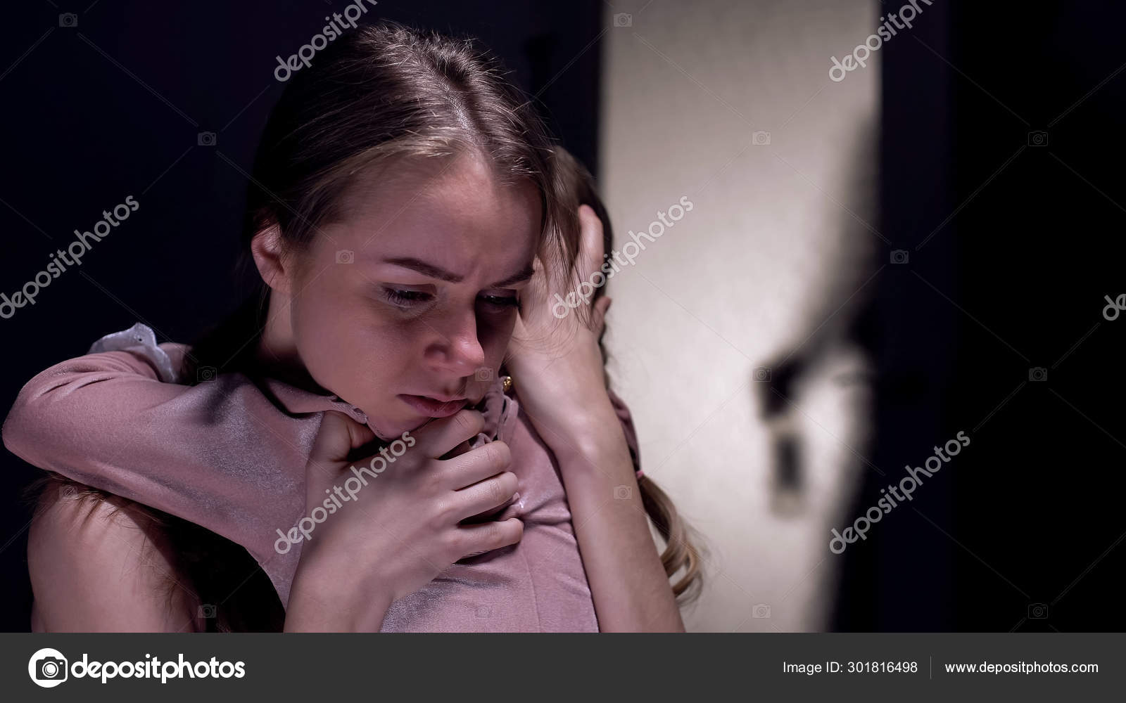 Mulher Indefesa Abraçando Criança Bêbado Macho Com Garrafa Entrando Quarto  fotos, imagens de © motortion #301816498